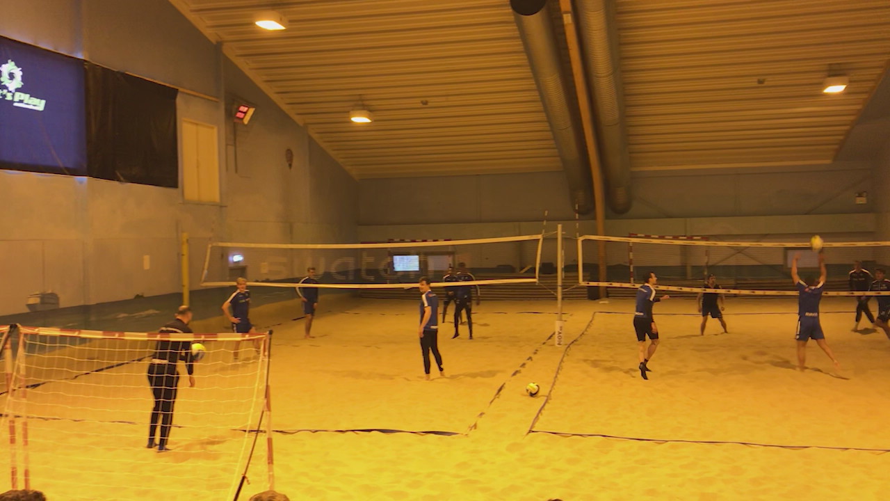 Spillerne prøver volleyball